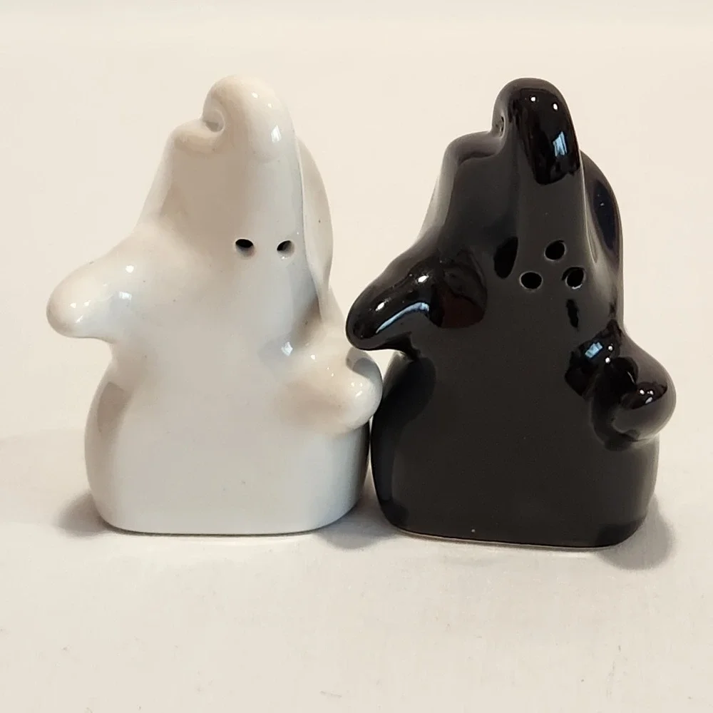 Hugging Elephants Salt and Pepper Shakers Set Black‎ and White Ceramic Novelty